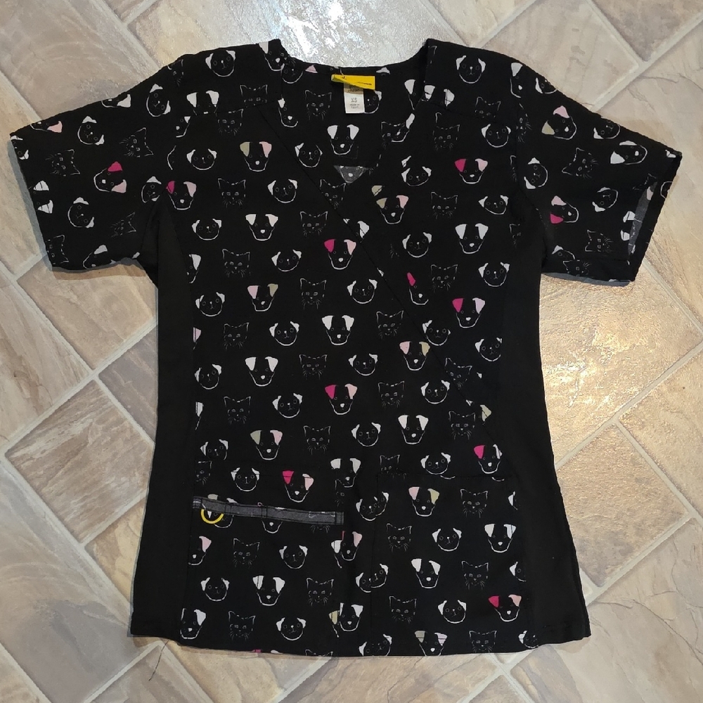 Womens WonderWink Black Scrub Top with Pet Print